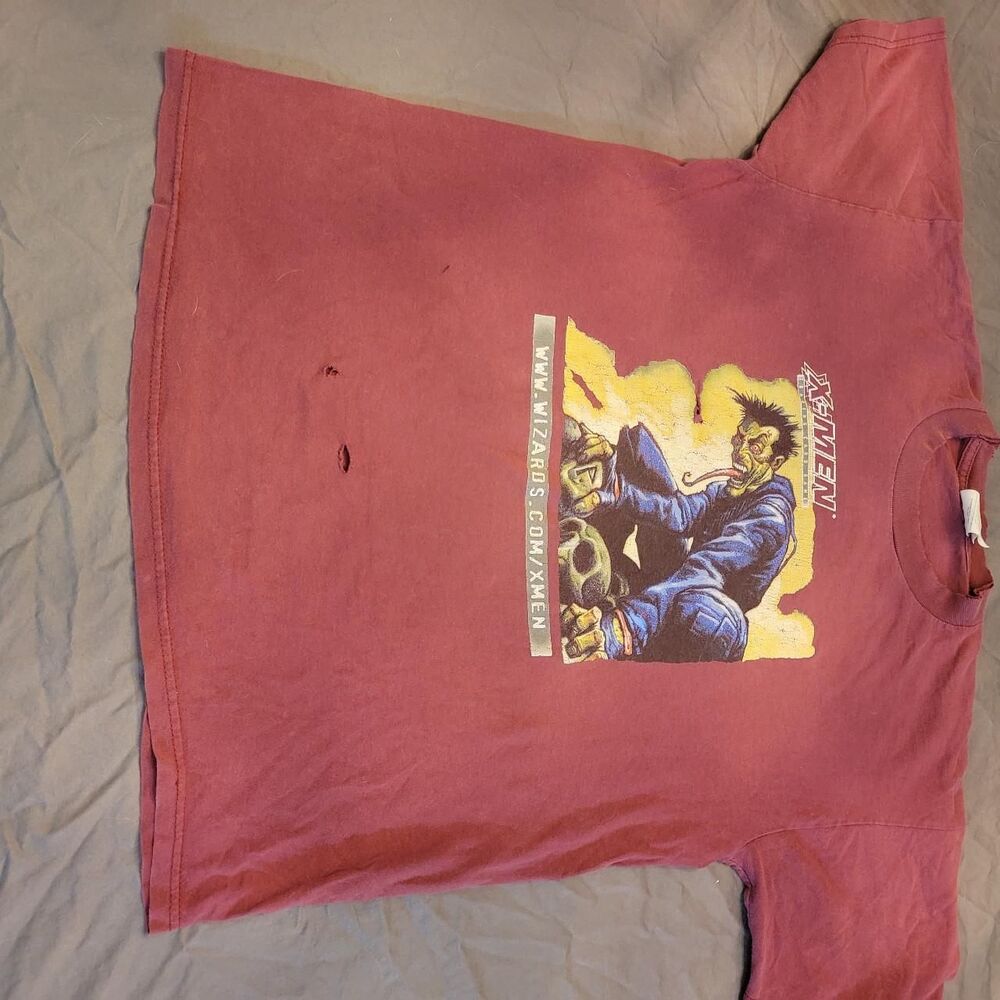 Gildan Men's Yellow and Burgundy T-shirt